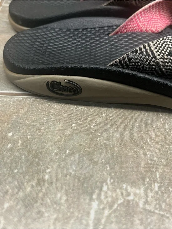 Chaco Women's 7 Black Classic Flip Sandals with Pink Accent Straps - Picture 6 of 9